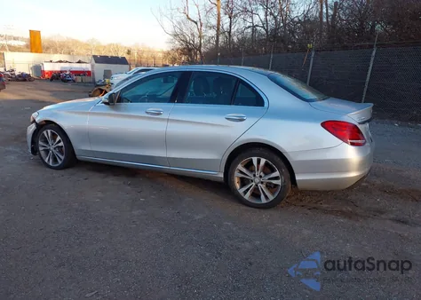 2016 Mercedes-Benz C 300 4Matic z USA, uszkodzony, nr VIN 55SWF4KB3GU176758